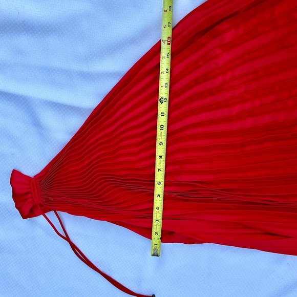 Lady in Red…Showstopper!!! Very Valentino. - Picture 14 of 16